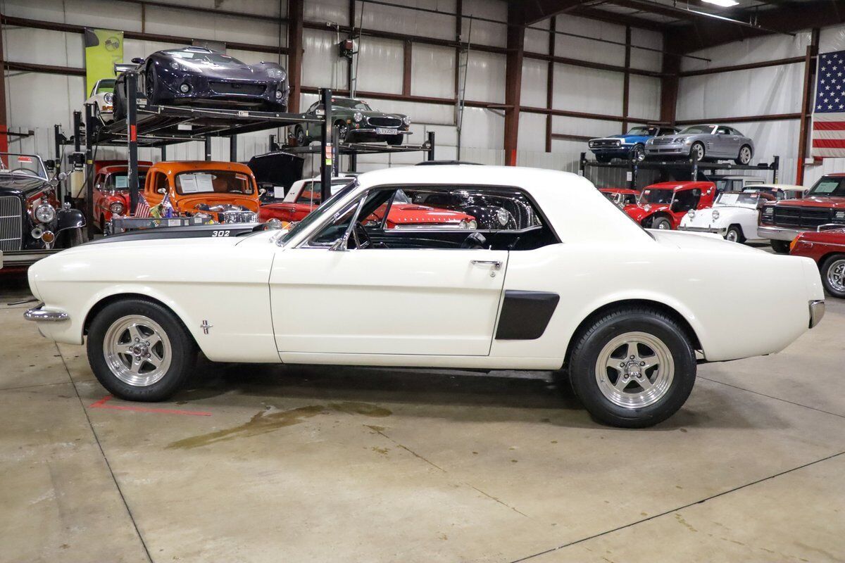 Ford-Mustang-Coupe-1966-White-Black-113468-3