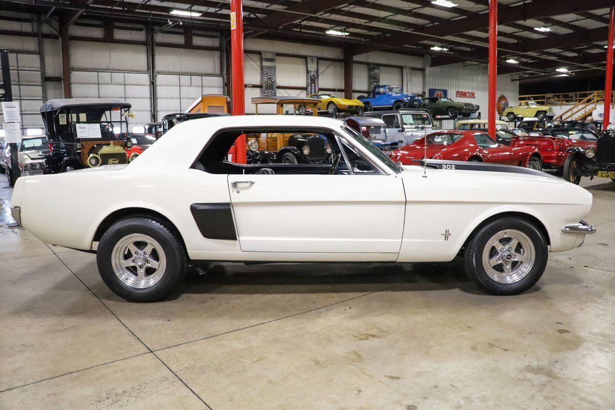 Ford-Mustang-Coupe-1966-White-Black-113468-9