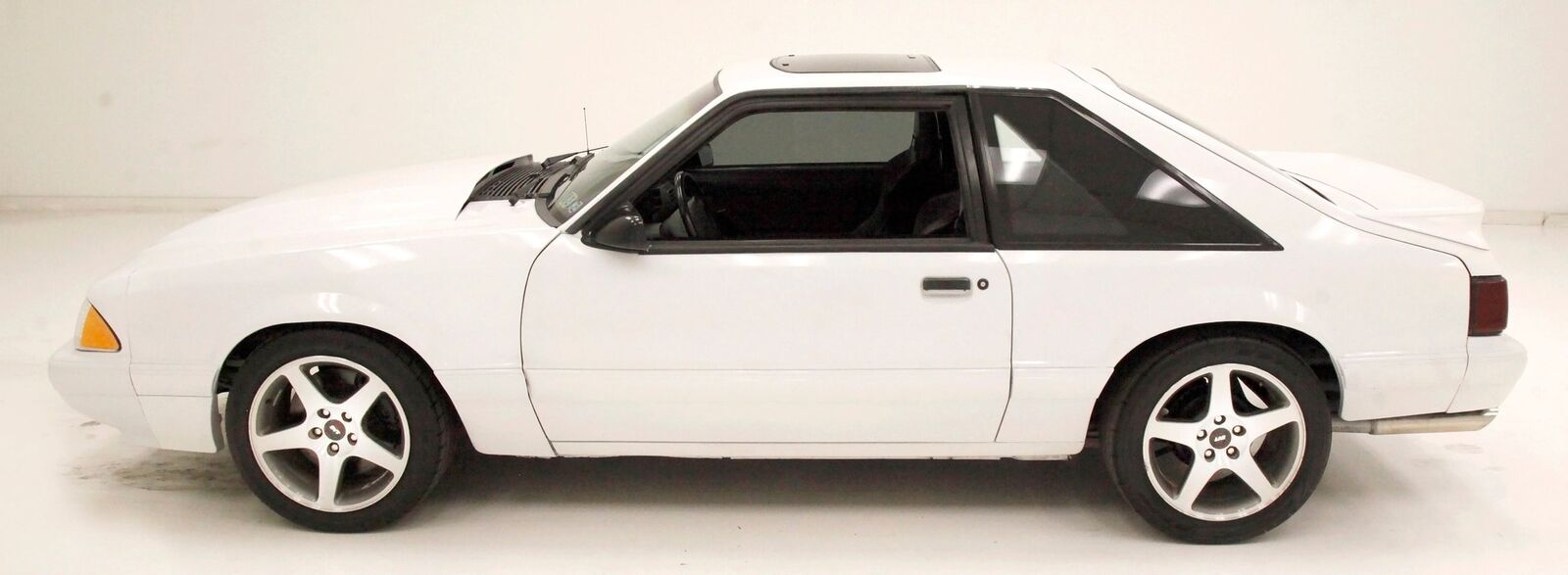 Ford-Mustang-Coupe-1993-White-Black-226316-1