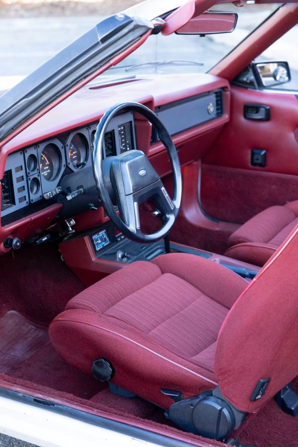 Ford-Mustang-gt-1984-10