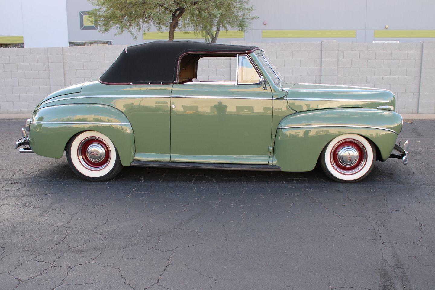 Ford-Super-DeLuxe-Cabriolet-1941-Green-Red-127288-1