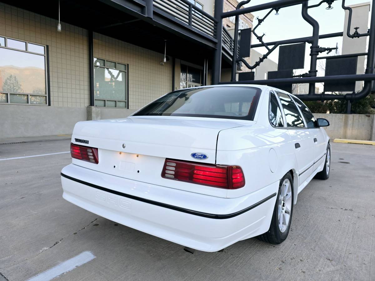 Ford-Taurus-sho-1990-white-92962-10