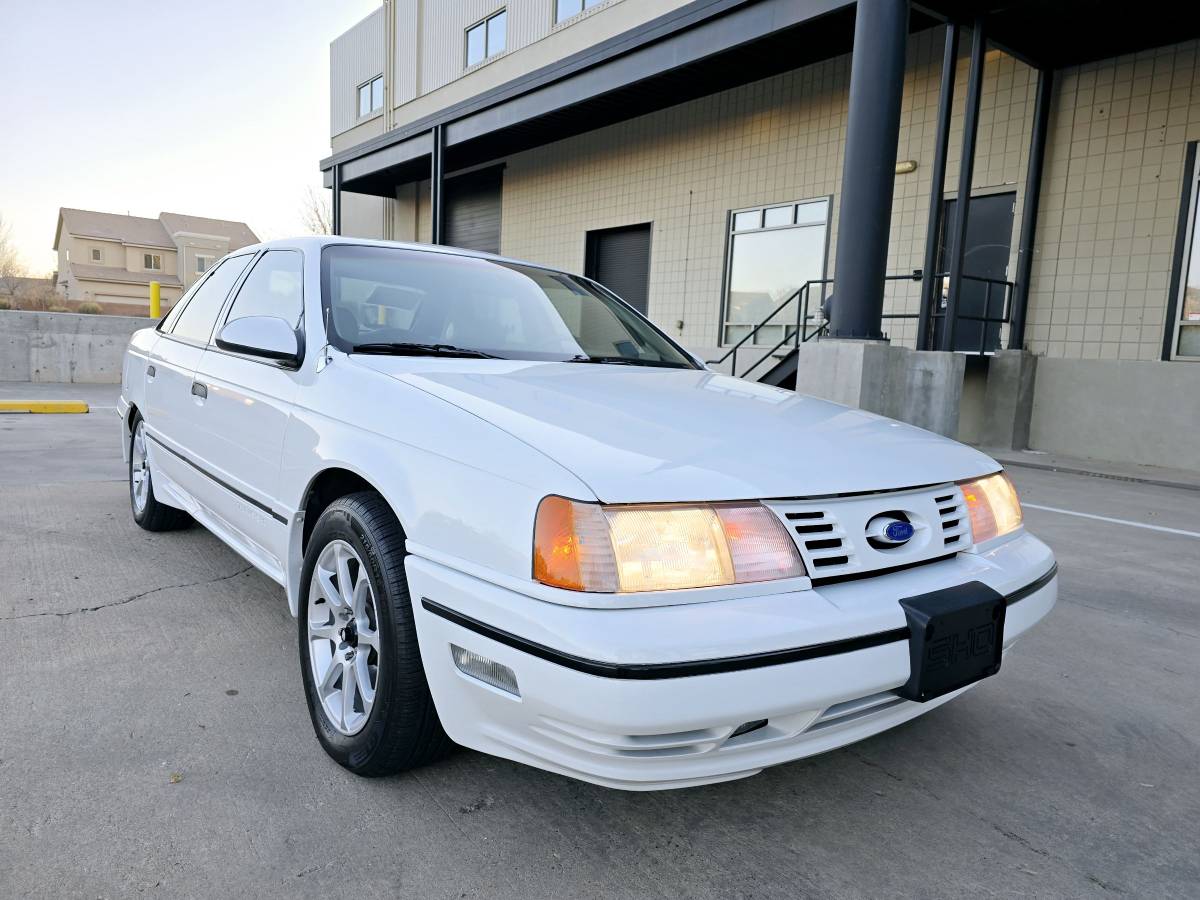 Ford-Taurus-sho-1990-white-92962-14