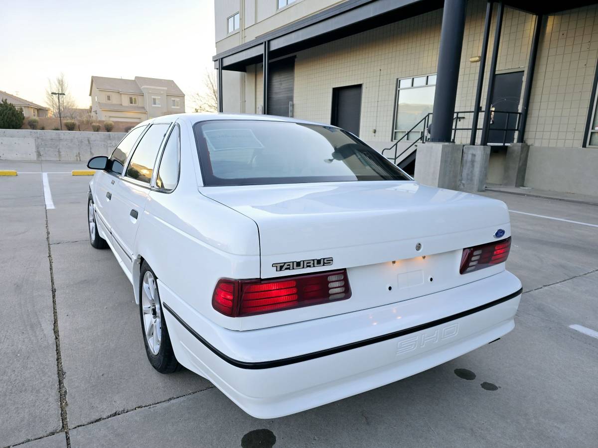 Ford-Taurus-sho-1990-white-92962-4