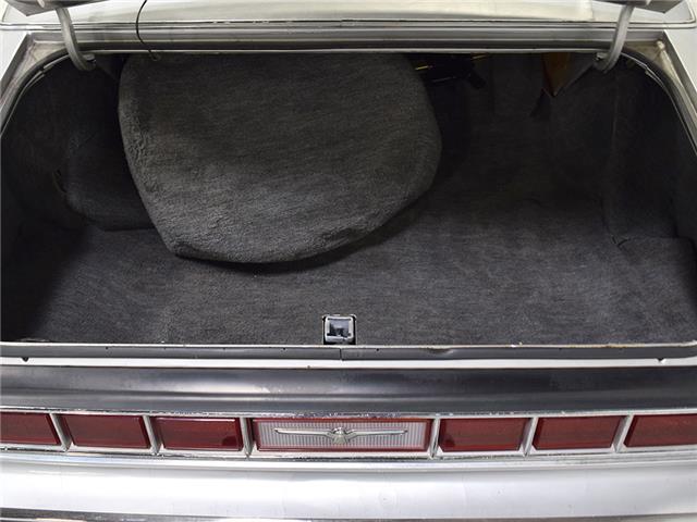 Ford-Thunderbird-Coupe-1976-Silver-Burgundy-102655-9