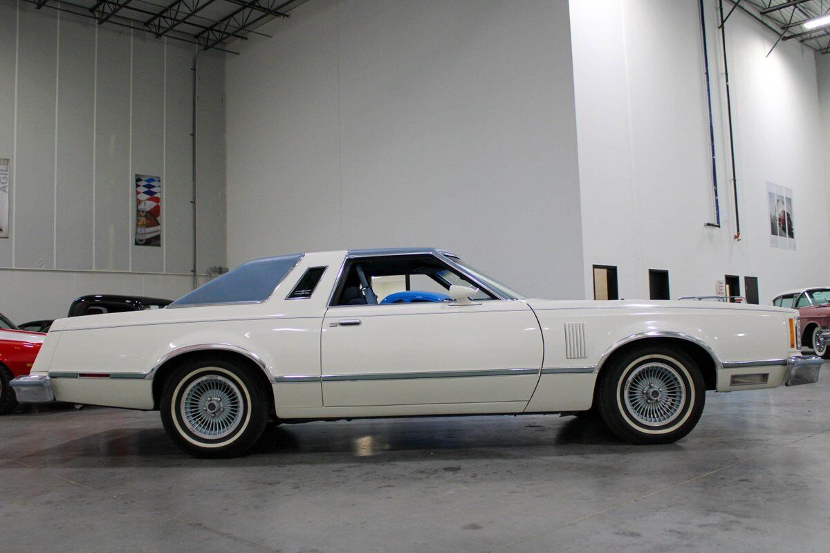 Ford-Thunderbird-Coupe-1978-White-Blue-126535-5