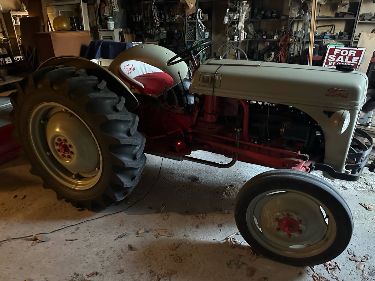 Ford-Tractor-1949-red-11-1