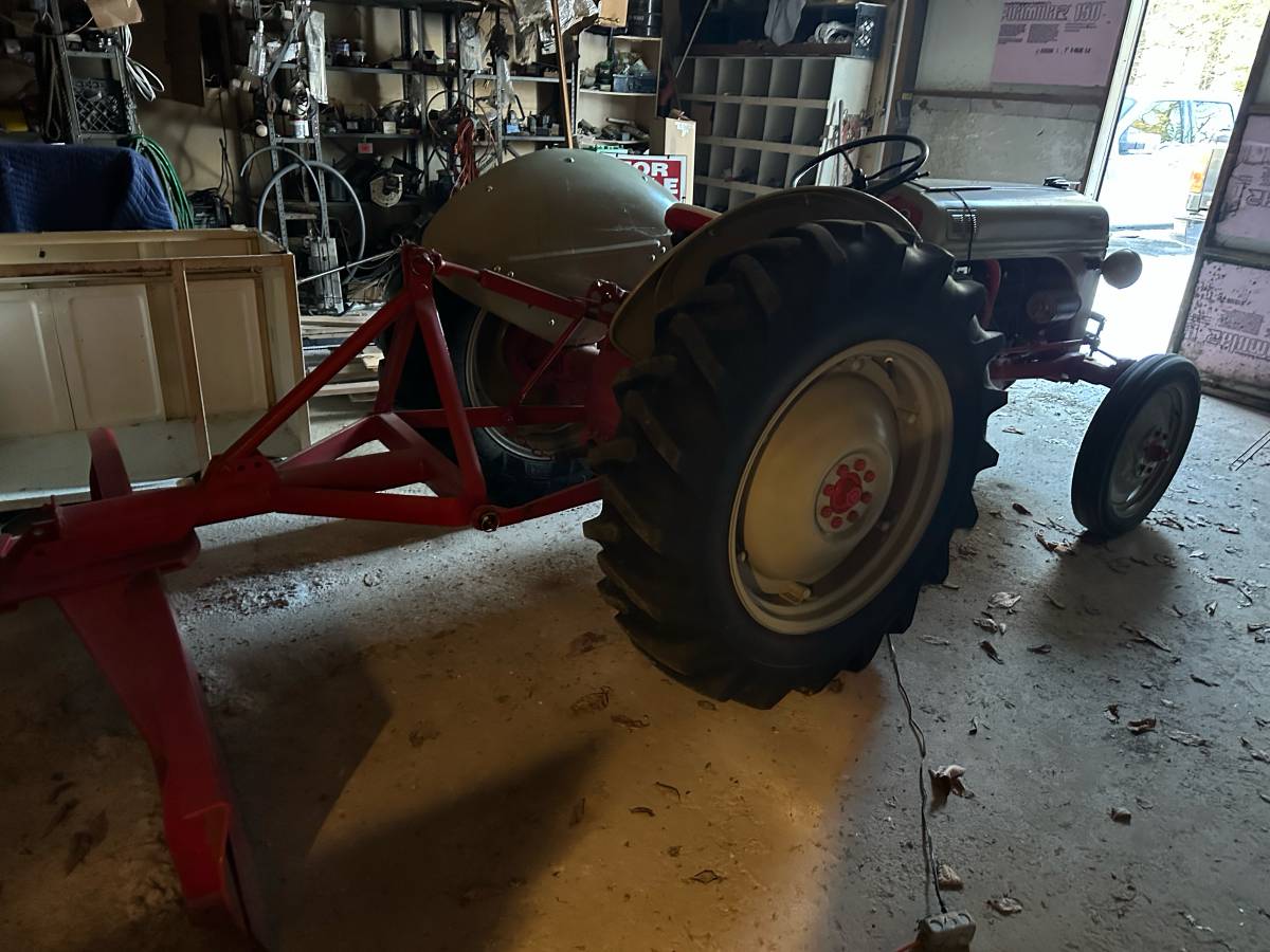 Ford-Tractor-1949-red-11-2