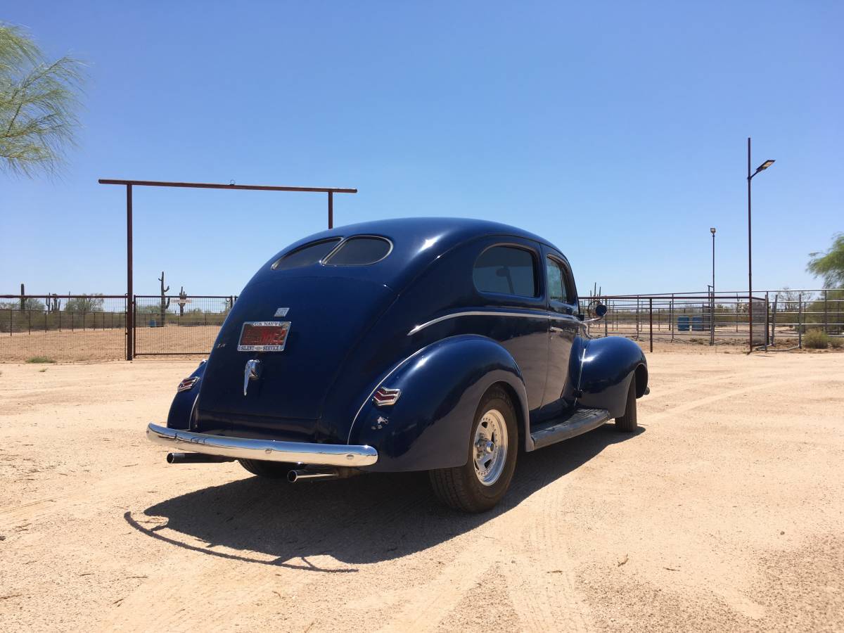 Ford-Tudor-sedan-1940-2