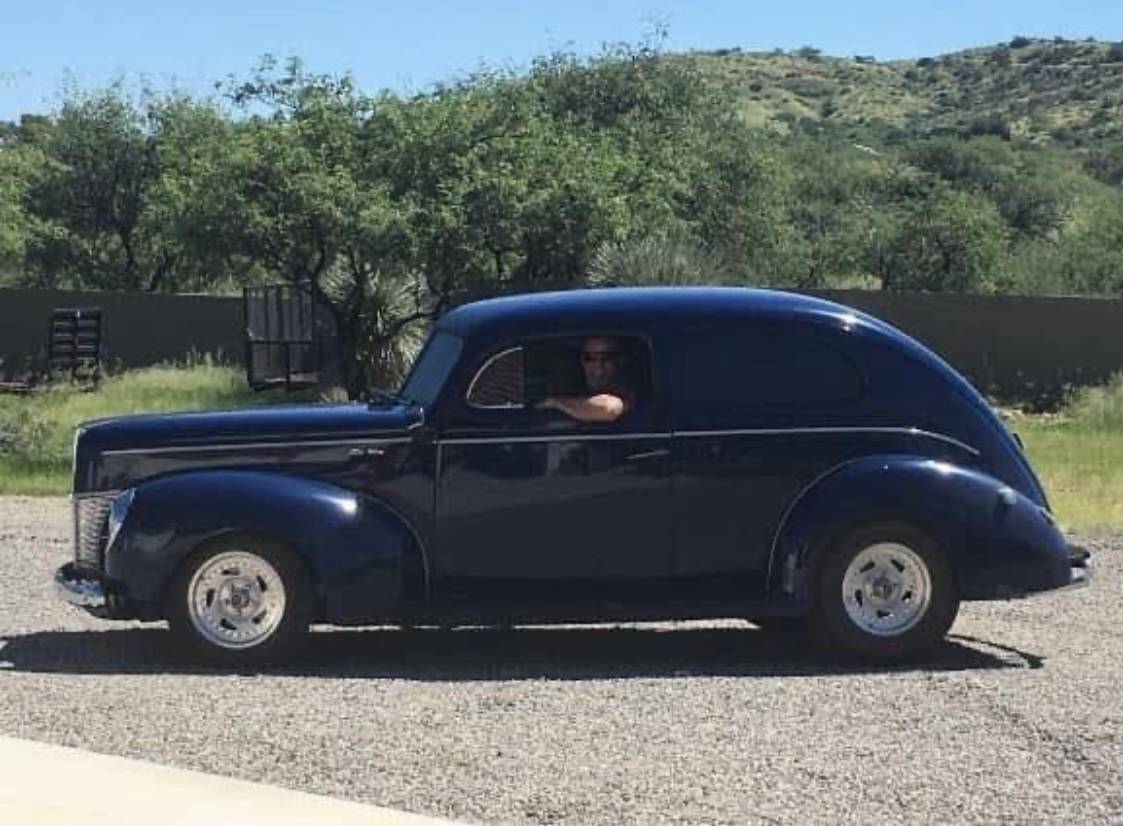 Ford-Tudor-sedan-1940-3