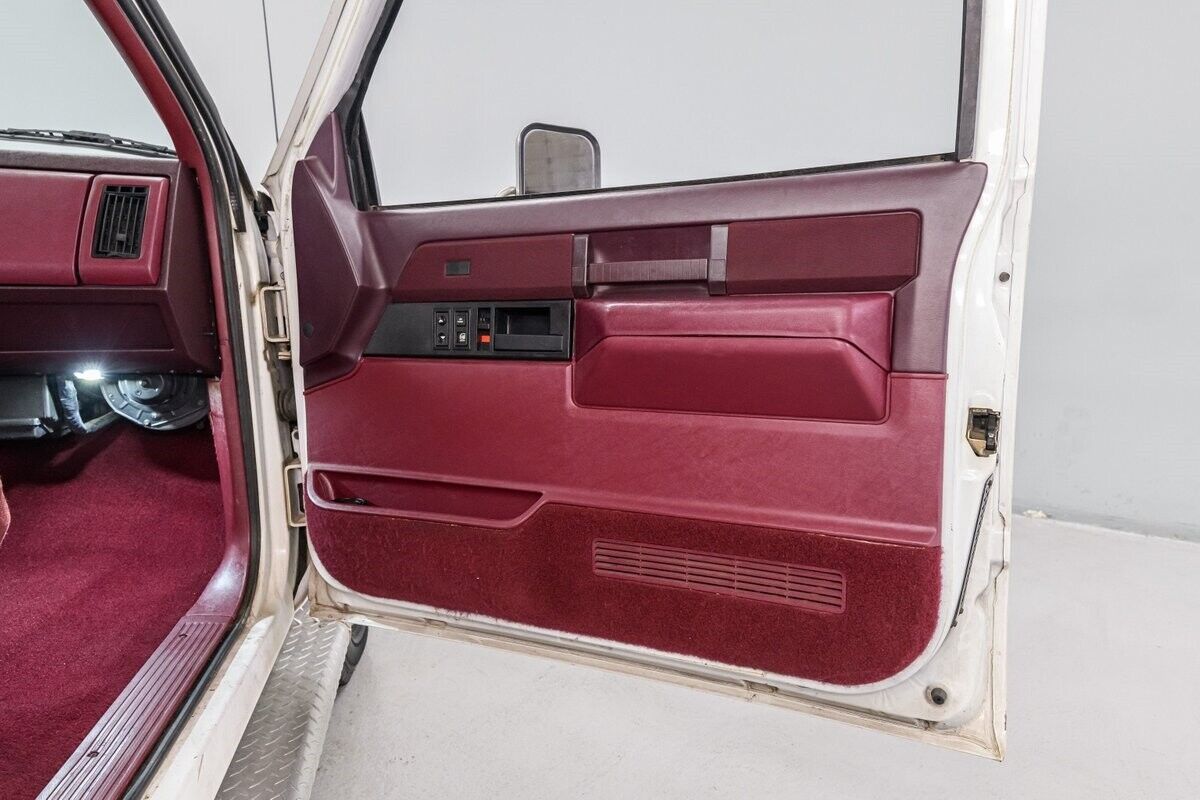 GMC-Sierra-3500-1989-White-Maroon-186325-10