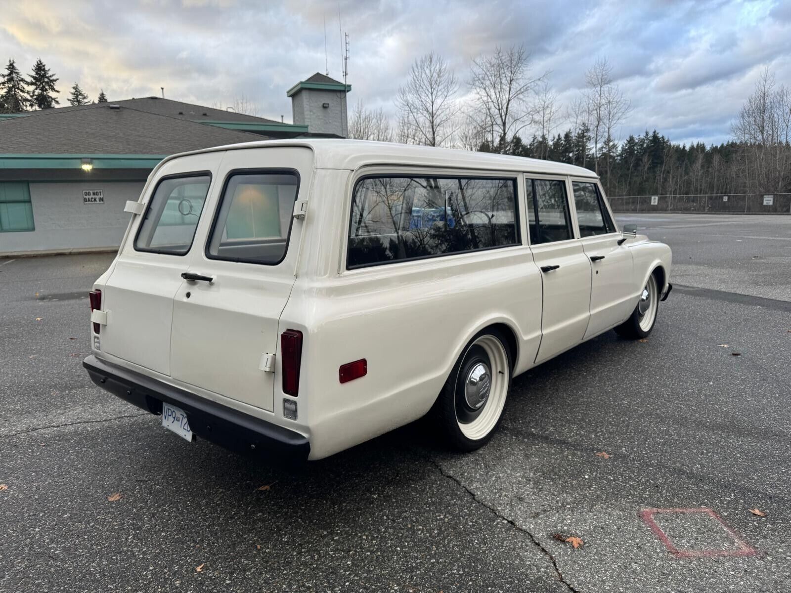 GMC-Suburban-1972-10