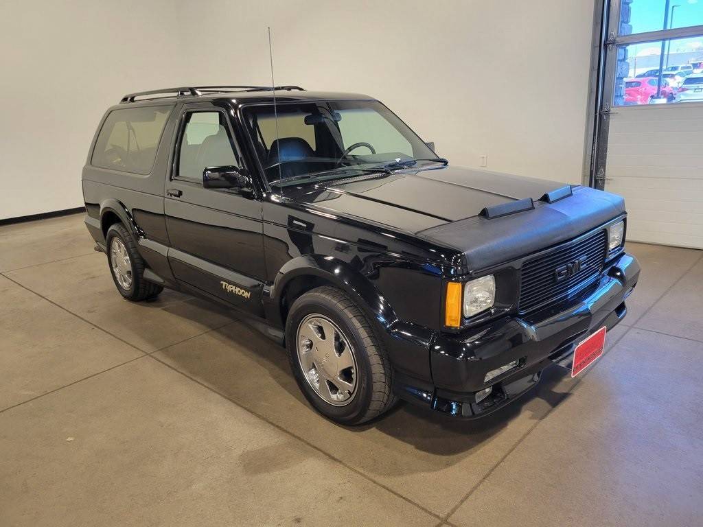 Gmc-Jimmy-typhoon-1993-black-145267