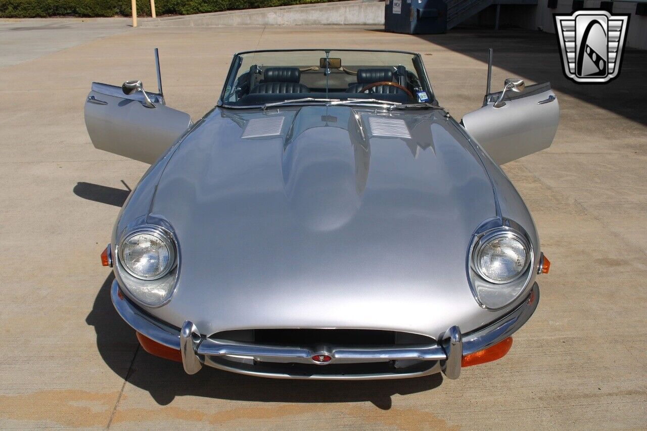 Jaguar-E-Type-1969-Gray-Black-108413-33