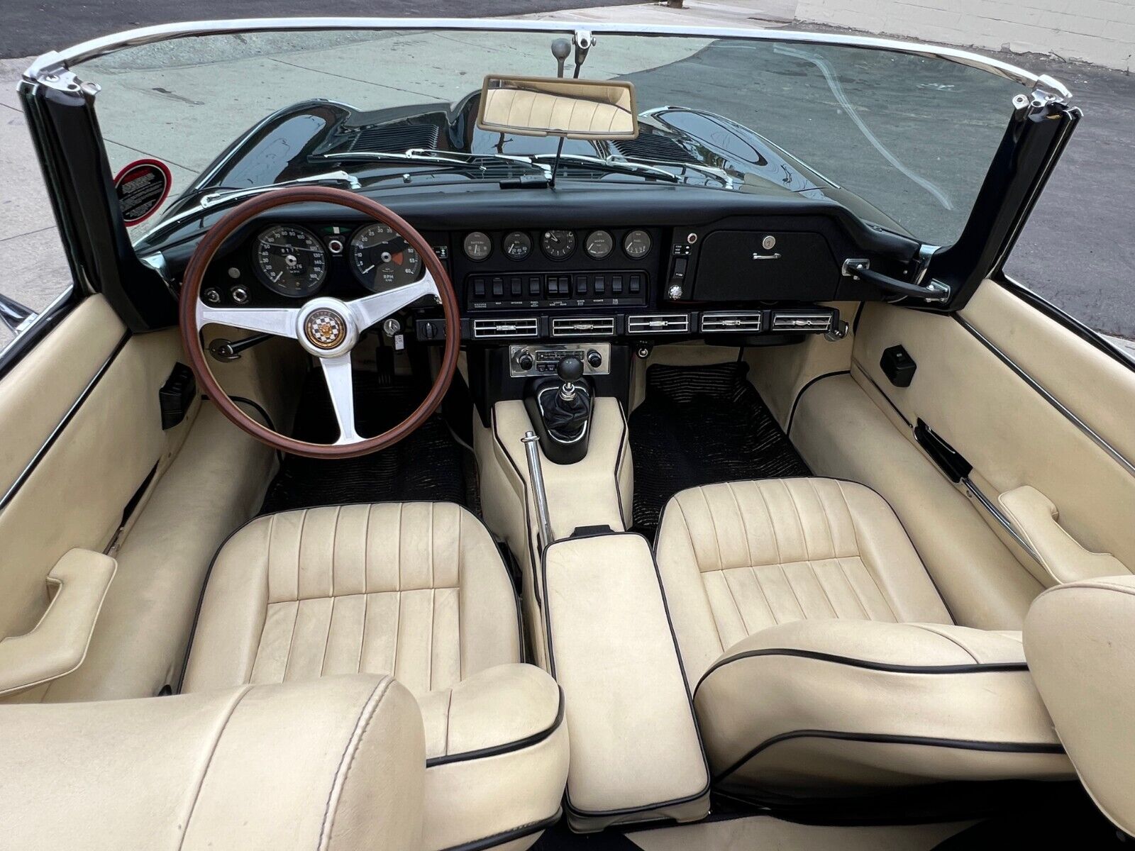 Jaguar-E-Type-1970-22