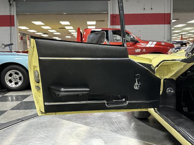 Jaguar-E-Type-Cabriolet-1968-Yellow-Black-90197-8