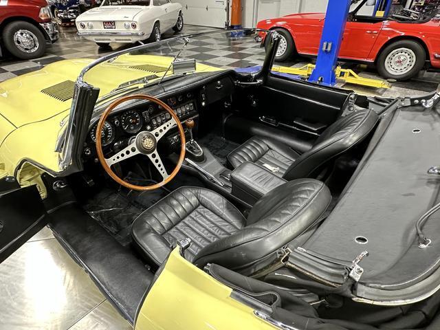 Jaguar-E-Type-Cabriolet-1968-Yellow-Black-90197-9