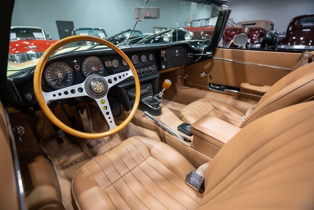 Jaguar-E-Type-Cabriolet-1969-Yellow-Saddle-159599-1