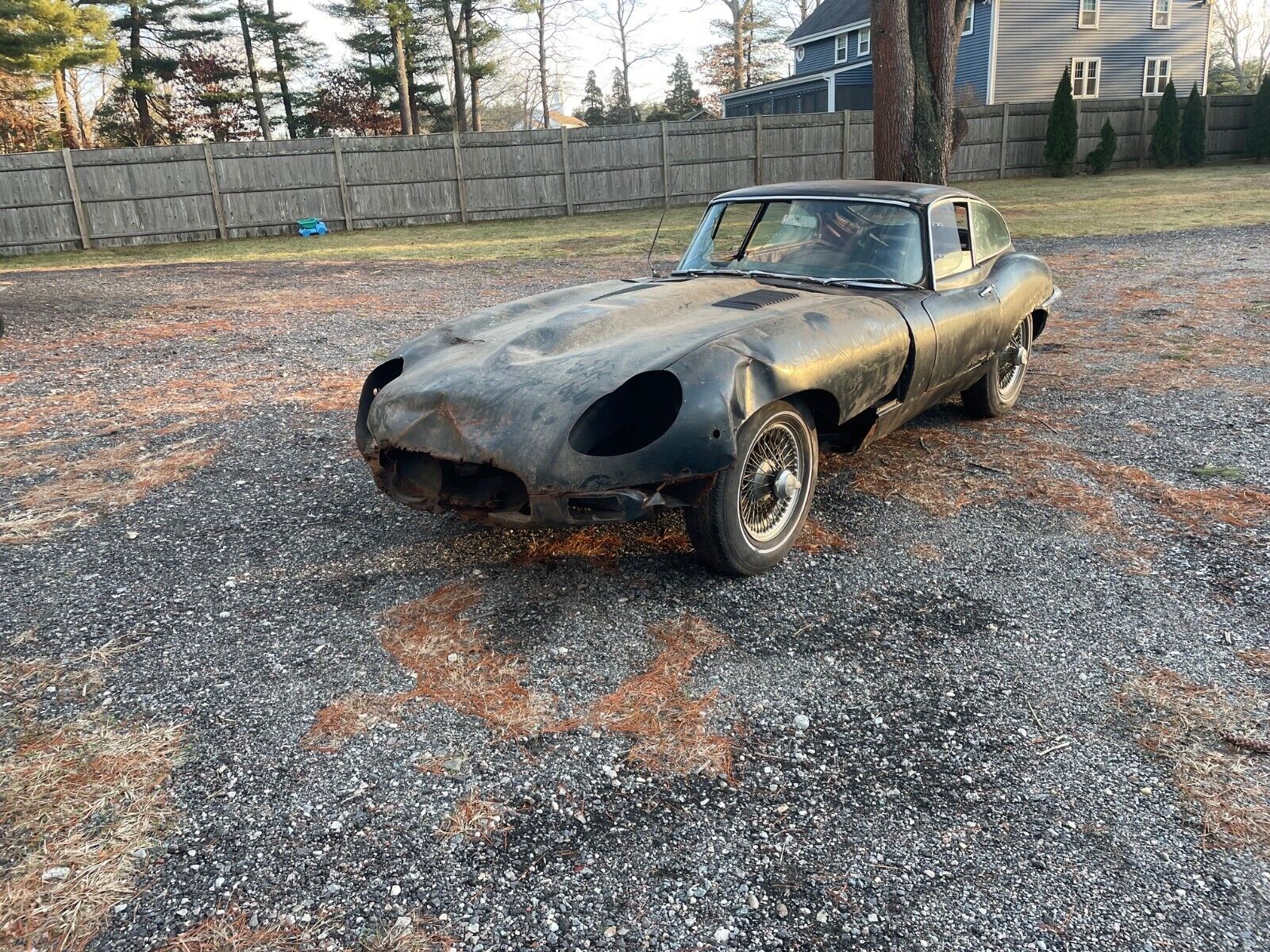 Jaguar-E-Type-Coupe-1965-2