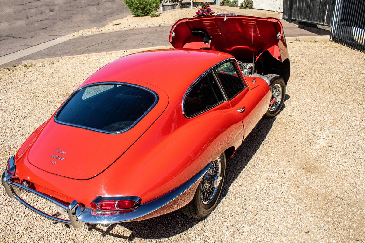 Jaguar-E-type-1966-2