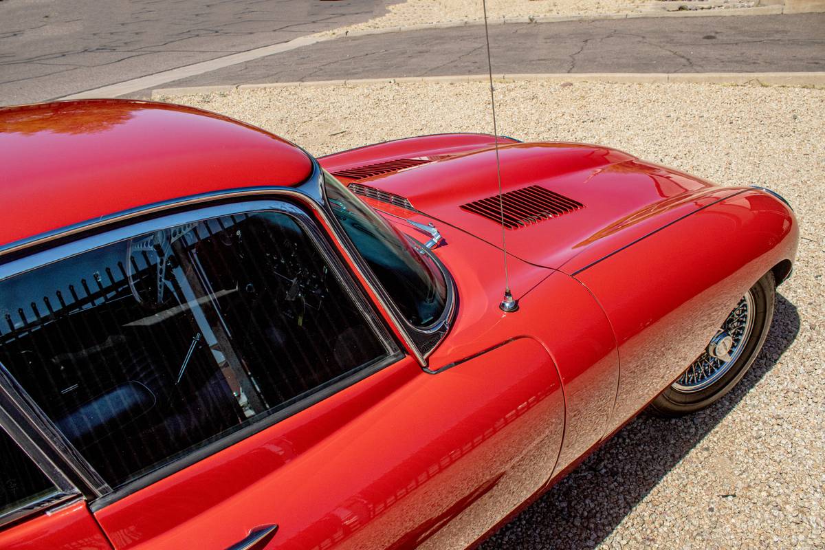 Jaguar-E-type-1966-4