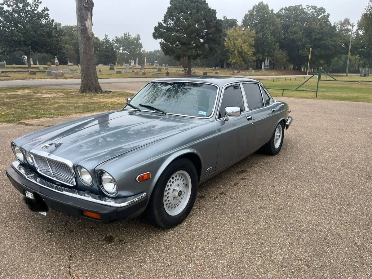 Jaguar-Vanden-plas-1989-392679-1