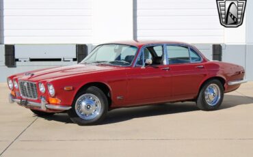 Jaguar-XJ-1970-Maroon-Black-133539-2