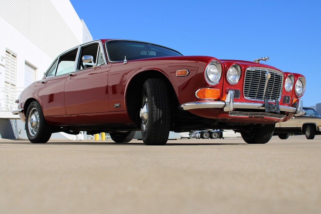 Jaguar-XJ-1970-Maroon-Black-133539-7