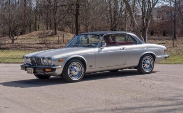 Jaguar-XJ12-Berline-1975-Silver-Red-118770-1