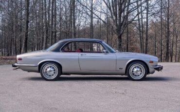 Jaguar-XJ12-Berline-1975-Silver-Red-118770-3