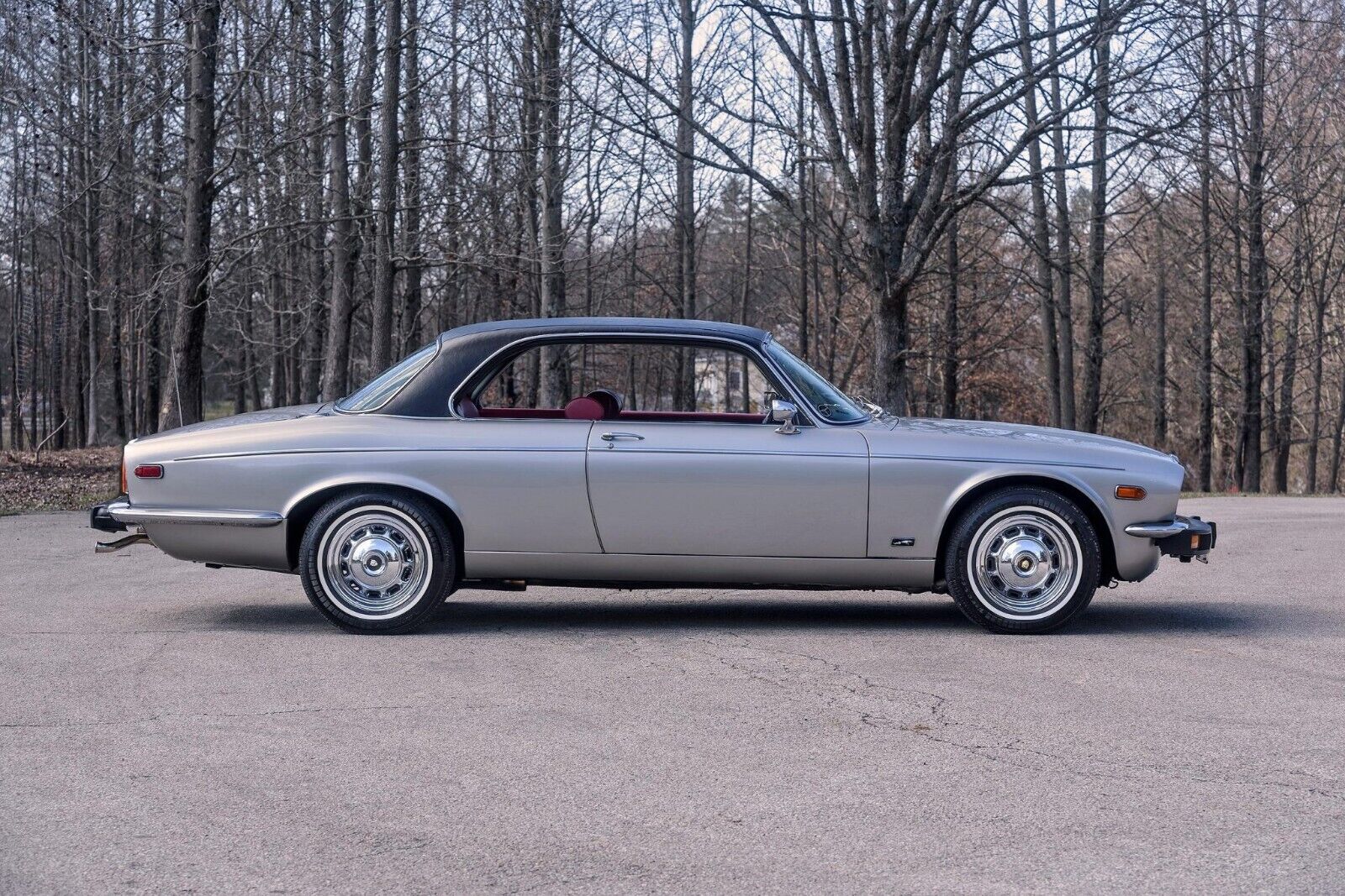 Jaguar-XJ12-Berline-1975-Silver-Red-118770-3