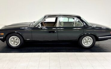 Jaguar-XJ6-Berline-1984-Black-Doeskin-88157-1