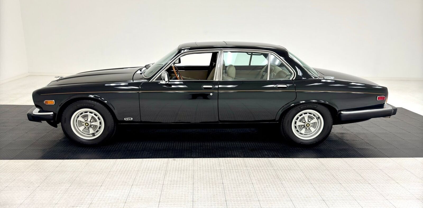 Jaguar-XJ6-Berline-1984-Black-Doeskin-88157-1