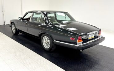 Jaguar-XJ6-Berline-1984-Black-Doeskin-88157-2