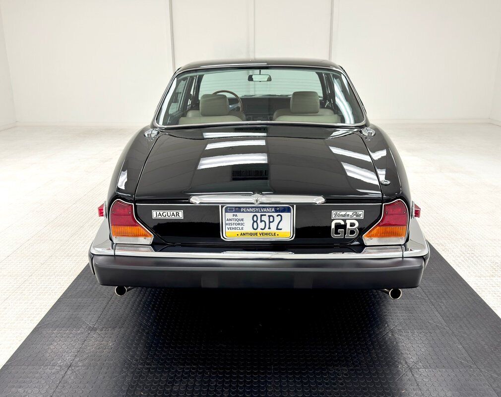 Jaguar-XJ6-Berline-1984-Black-Doeskin-88157-3