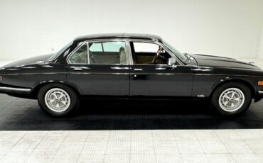 Jaguar-XJ6-Berline-1984-Black-Doeskin-88157-5