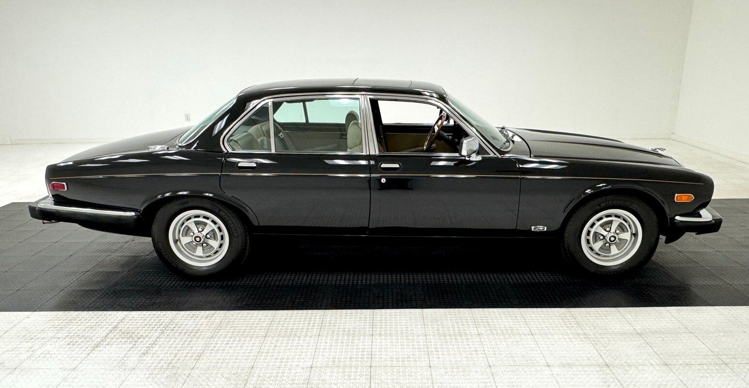 Jaguar-XJ6-Berline-1984-Black-Doeskin-88157-5