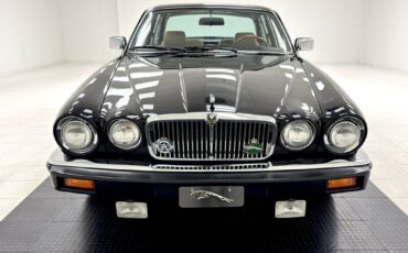 Jaguar-XJ6-Berline-1984-Black-Doeskin-88157-7