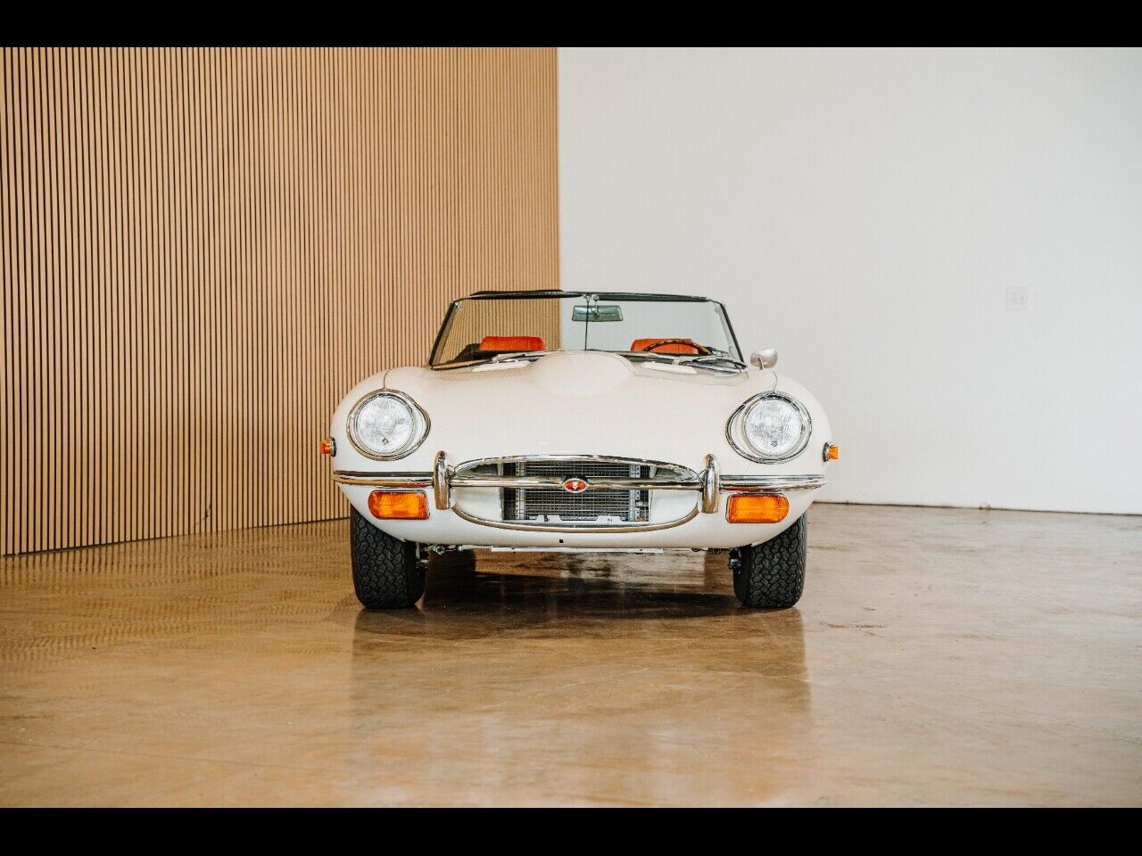 Jaguar-XK-1971-White-Red-87128-1