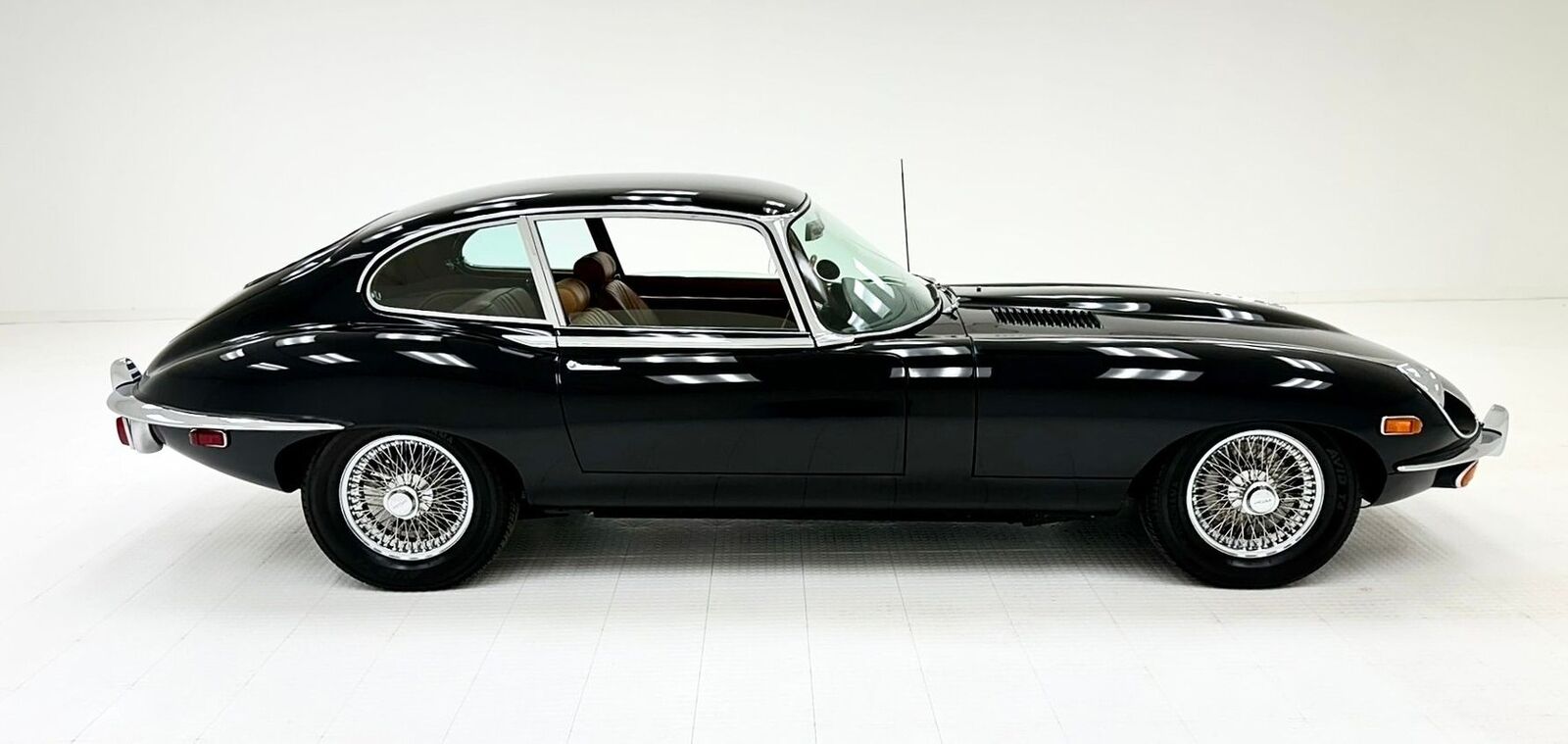 Jaguar-XK-Coupe-1969-Black-Cinnamon-98516-5