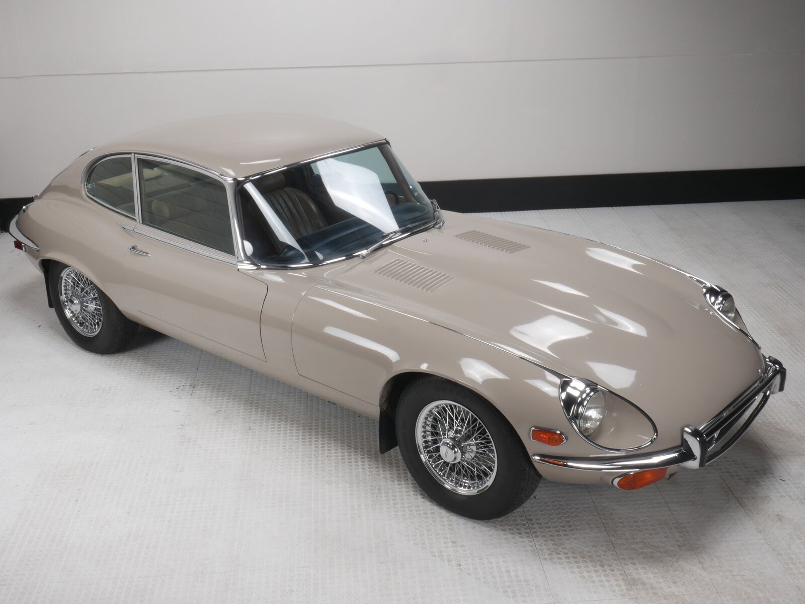 Jaguar-XK-Coupe-1972-Beige-Tan-113045-1