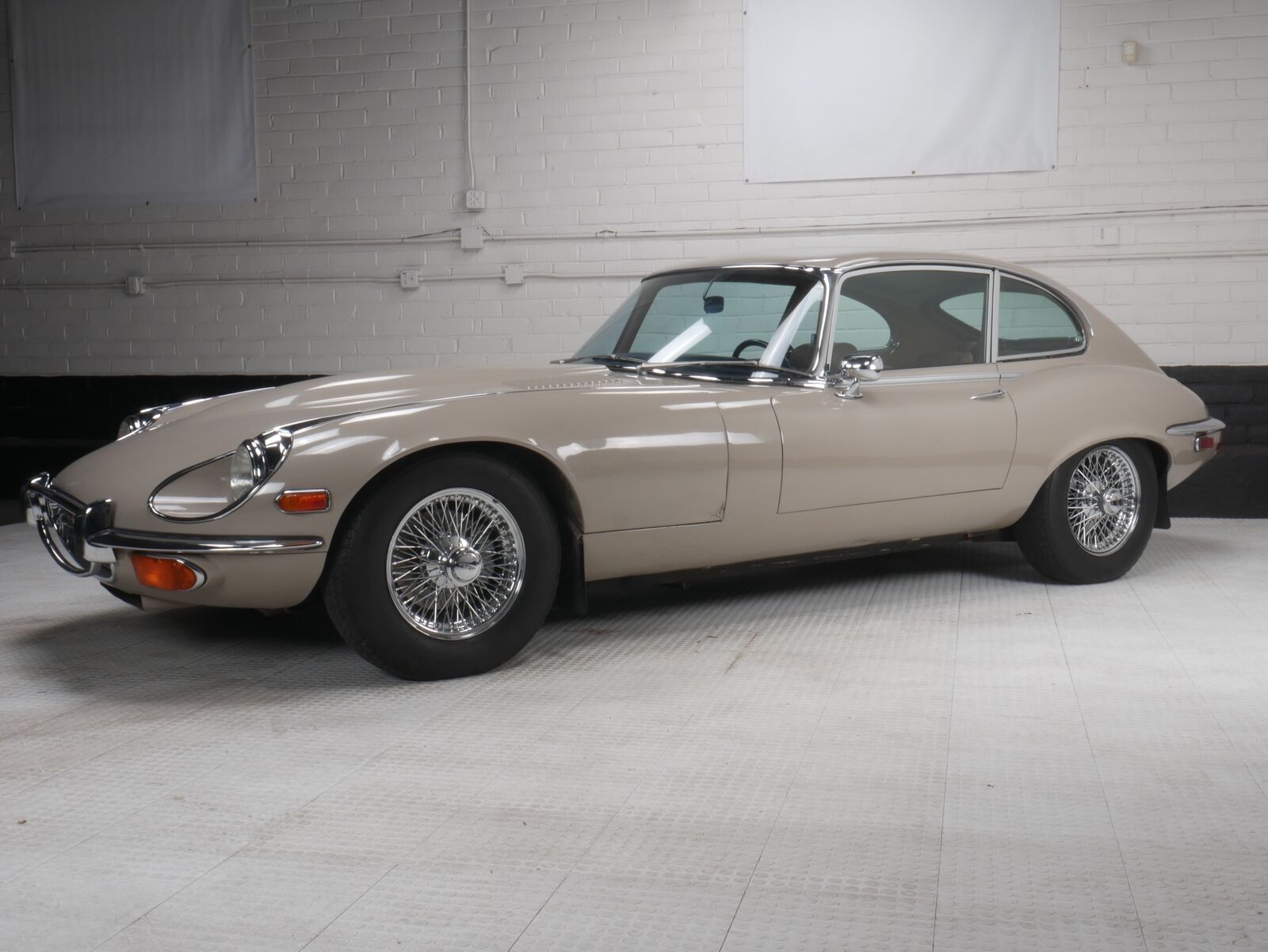 Jaguar-XK-Coupe-1972-Beige-Tan-113045-5