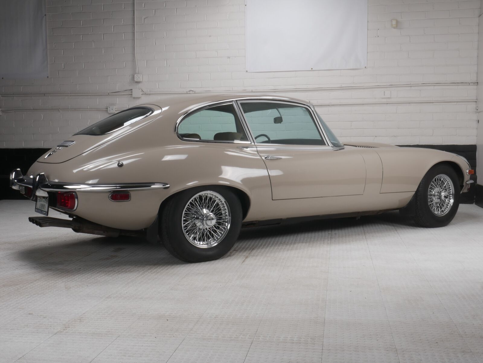 Jaguar-XK-Coupe-1972-Beige-Tan-113045-6