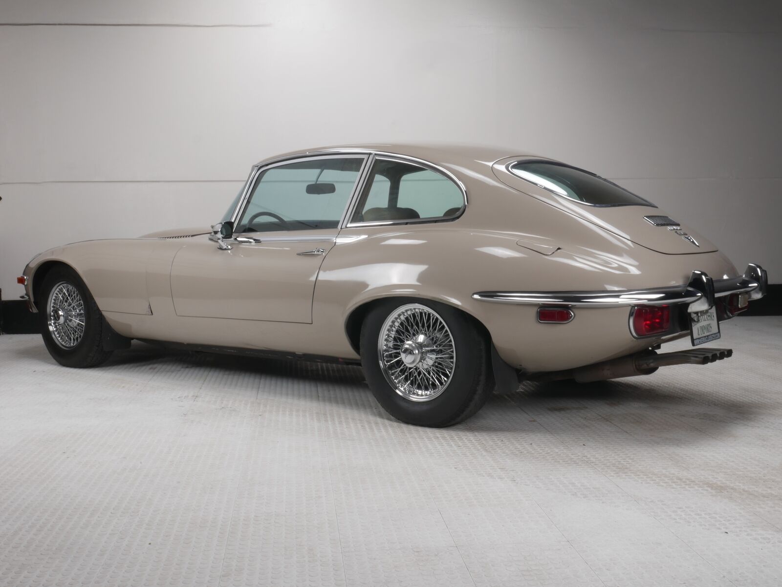 Jaguar-XK-Coupe-1972-Beige-Tan-113045-7