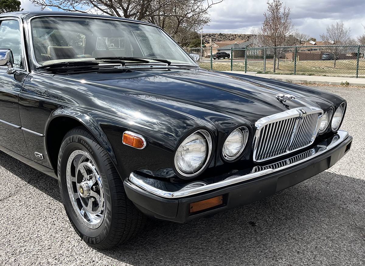 Jaguar-Xj6-1985-black-98693-8