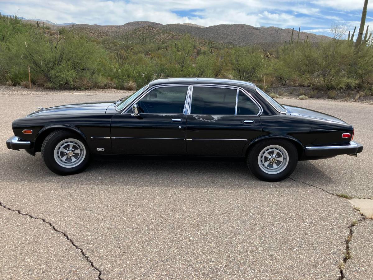 Jaguar-Xj6-vanden-plas-1984-black-83766-4