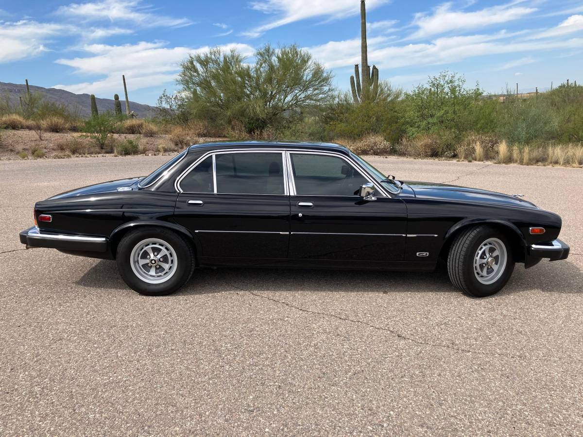 Jaguar-Xj6-vanden-plas-1984-black-83766-5