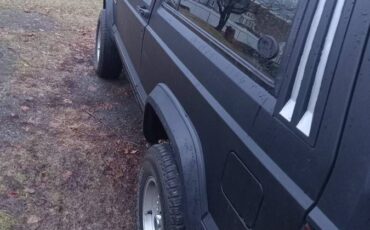 Jeep-Cherokee-1994-black-300947-2