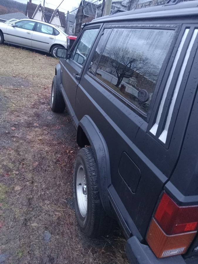 Jeep-Cherokee-1994-black-300947-2