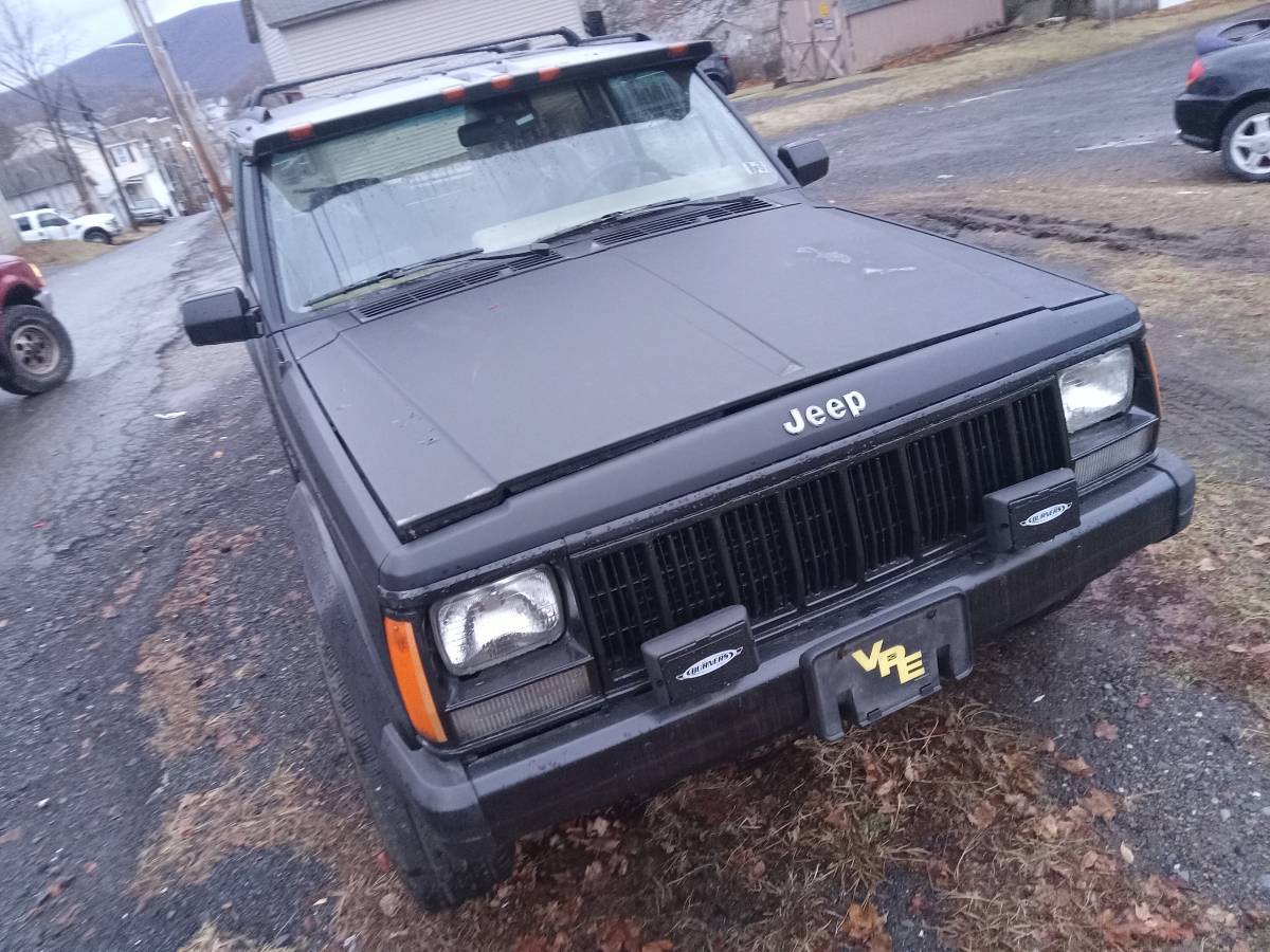 Jeep-Cherokee-1994-black-300947-3